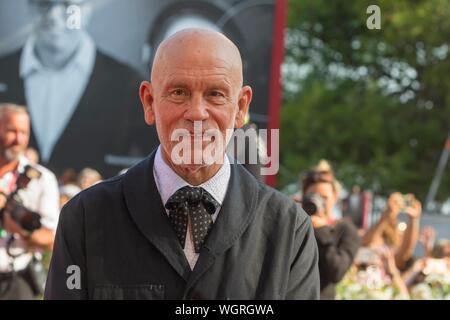 Venezia, Italia. Il 1° settembre 2019. John Malkovich partecipa alla premiere di 'Il nuovo Papa' durante il 76° Festival del Cinema di Venezia al Palazzo del Cinema al Lido di Venezia, Italia, il 01 settembre 2019. | Utilizzo di credito in tutto il mondo: dpa picture alliance/Alamy Live News Foto Stock