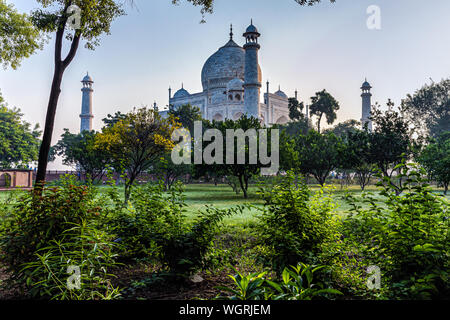 Vista del Taj Mahal attraverso il charbagh in Agra, India. Foto Stock