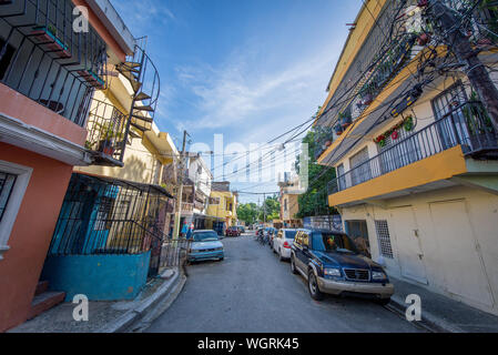 Quartiere con le automobili parcheggiate su strade Foto Stock