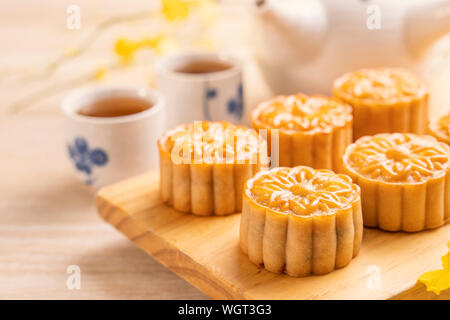 La torta della luna con tè sul luminoso tavolo in legno e serve provare, concetto di vacanza del Mid-Autumn Festival del cibo tradizionale layout design, vicino, copia spac Foto Stock