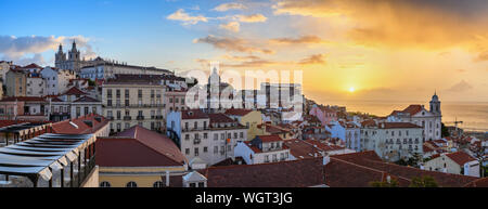Lisbona portogallo sunrise panorama dello skyline della città di Lisbona quartiere Alfama Foto Stock