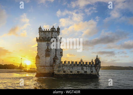 Lisbona portogallo sunrise skyline della città presso la Torre di Belem e il fiume Tago Foto Stock
