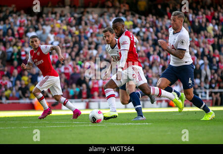 Londra, Regno Unito. 1 Sep, 2019. Dell'Arsenal Alexandre Lacazette (seconda R) spara al cliente durante la Premier League inglese North London Derby match tra di Arsenal e Tottenham Hotspur all'Emirates Stadium di Londra, Gran Bretagna il 7 settembre 1, 2019. Credito: Han Yan/Xinhua/Alamy Live News Foto Stock