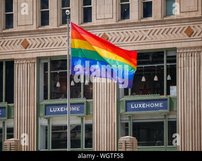 Bandiera arcobaleno, Merchandise Mart, Chicago, Illinois Foto Stock