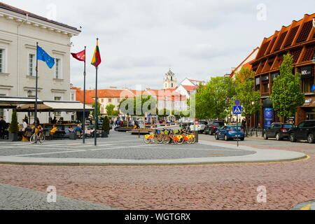 Scooter e biciclette in attesa di cavalieri nel centro storico di Vilnius, Lituania Foto Stock