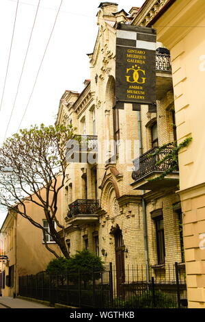 Il balcone di ogni camera su un edificio di Vilnius, Lituania Foto Stock
