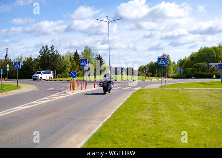 Una rotonda sull'autostrada in Lituania fino al confine polacco a Pasiekos, Lituania Foto Stock