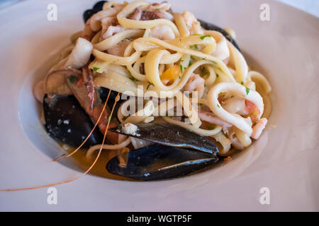 Frutti di mare Linguine servito presso un ristorante in Sarande, Albania. Foto Stock