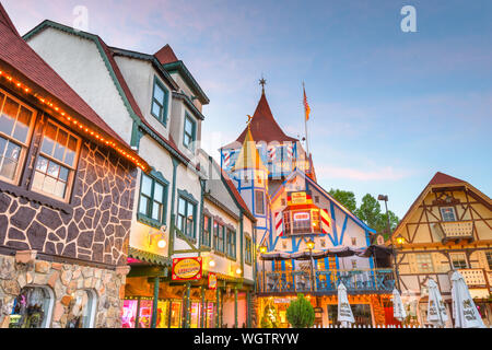 HELEN, GEORGIA - 7 maggio: Helen Square Maggio 7, 2013 in Helen, GA. La città è una replica di un bavarese città alpina catering principalmente per il turismo e il germe Foto Stock