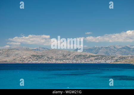 Sarande, Albania - Agosto 2018: Vista di Saranda Cityscape da Pulbaradha beach, Ksamil. Foto Stock