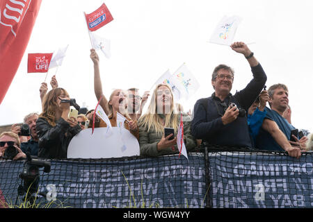 Londra, Regno Unito. 1 Sep, 2019. Spettatori guardare le barche andare passato all'inizio di The Clipper Round the World Race a Londra, in Gran Bretagna il 7 settembre 1, 2019. Credito: Ray codolo/Xinhua Foto Stock