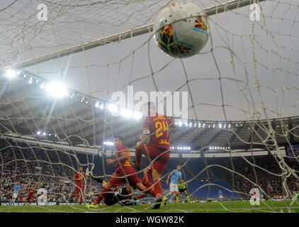 Roma, Italia. 1 Sep, 2019. Lazio di Luis Alberto punteggi il suo obiettivo nel corso di una serie di una partita di calcio tra la Roma e il Lazio a Roma, Italia, Sett. 1, 2019. Credito: Alberto Lingria/Xinhua Foto Stock