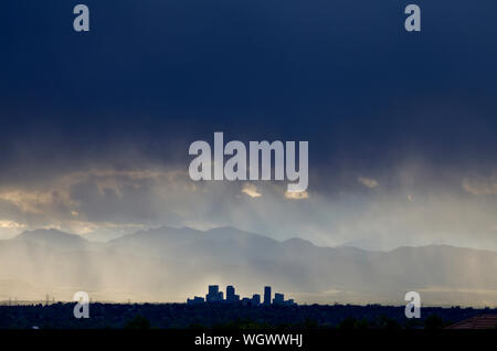 Denver Colorado skyline della rivolta ad ovest con il front range montagne in background durante una doccia a pioggia. Foto Stock