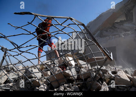 (190902) -- PECHINO, Sett. 2, 2019 (Xinhua) -- sta un uomo sulle macerie di un carcere in provincia Dhamar, Yemen, Le Spet. 1, 2019. Almeno 50 prigionieri di guerra sono stati uccisi quando il Saudi-coalizione led ha lanciato una serie di incursioni aeree durante la notte in un carcere in Yemen La provincia centrale di Dhamar, il Houthi-controllato il ministero della Salute ha detto in una dichiarazione la domenica mattina presto. (Foto di Mohammed Mohammed/Xinhua) Foto Stock