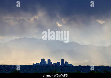 Denver Colorado skyline della rivolta ad ovest con il front range montagne in background durante una doccia a pioggia. Foto Stock