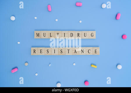 Concetto che mostra della resistenza multidroga con farmaci o pillole nel blocco di legno lettere. Foto Stock