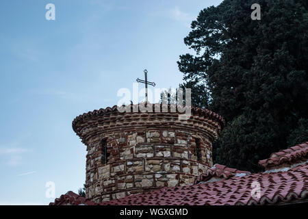 Zvernec monastero 'Monastery della Dormizione della Madre di Dio Maria' è un importante monumento culturale nella laguna di Narta. Foto Stock