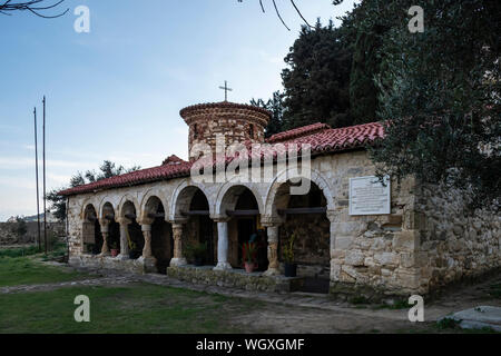 Zvernec monastero 'Monastery della Dormizione della Madre di Dio Maria' è un importante monumento culturale nella laguna di Narta. Foto Stock