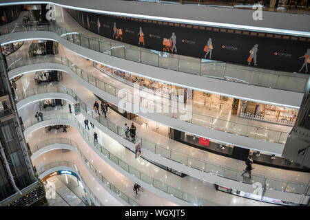 Tirana, Albania - Marzo 2019: Toptani Shopping center interni Foto Stock