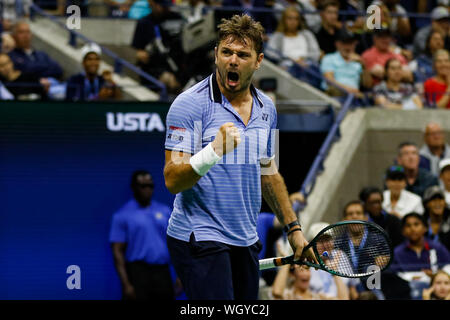 New York, Stati Uniti d'America. 01 Sep, 2019. Stan Wawrinka della Svizzera reagisce durante la sua partita contro Novak Djokovic di Serbia nel terzo turno del Arthur Ashe Stadium dell'USTA Billie Jean King National Tennis Center su 01 Settembre 2019 a New York City. Credit: Indipendente Agenzia fotografica/Alamy Live News Foto Stock