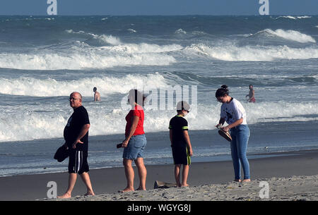 Indialantic Beach, Florida, Stati Uniti d'America. 1 Sep, 2019. Spiaggia-frequentatori guarda il surf pesanti generato dall uragano Dorian. La categoria 5 storm è atteso a venire pericolosamente vicino alle coste della Florida come presto come domani notte. Credito: Paul Hennessy SOPA/images/ZUMA filo/Alamy Live News Foto Stock