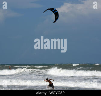 Indialantic Beach, Florida, Stati Uniti d'America. 1 Sep, 2019. Spiaggia-frequentatori godetevi il surf pesanti generato dall uragano Dorian. La categoria 5 storm è atteso a venire pericolosamente vicino alle coste della Florida come presto come domani notte. Credito: Paul Hennessy SOPA/images/ZUMA filo/Alamy Live News Foto Stock