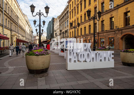 ST. PETERSBURG, Russia - 7 agosto 2019: Svincolo Nevsky Prospect con Sadovaya Street, uno dei luoghi più frequentati della città Foto Stock