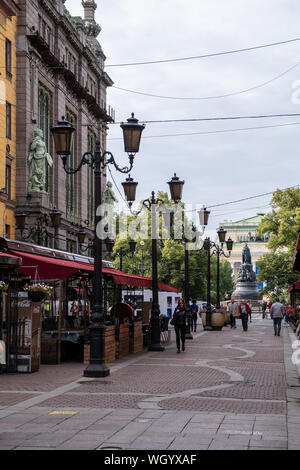 ST. PETERSBURG, Russia - 7 agosto 2019: Svincolo Nevsky Prospect con Sadovaya Street, uno dei luoghi più frequentati della città Foto Stock