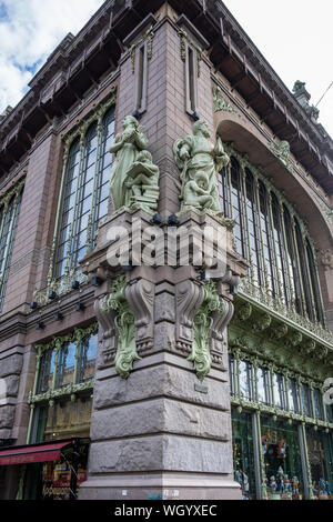 ST. PETERSBURG, Russia - 7 agosto 2019: Svincolo Nevsky Prospect con Sadovaya Street, uno dei luoghi più frequentati della città Foto Stock