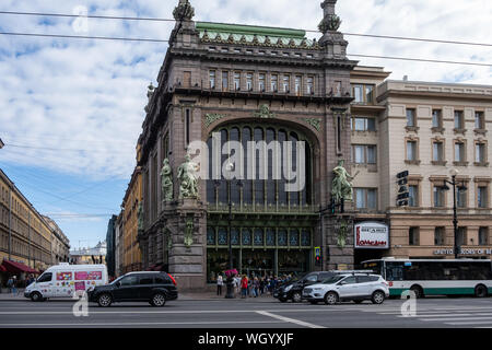 ST. PETERSBURG, Russia - 7 agosto 2019: Svincolo Nevsky Prospect con Sadovaya Street, uno dei luoghi più frequentati della città Foto Stock