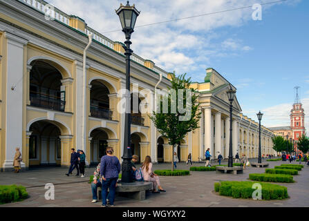 ST. PETERSBURG, Russia - 7 agosto 2019: Grande Gostiny Dvor è un vasto archivio di reparto sulla Nevsky Avenue a San Pietroburgo. Si tratta di uno dei primi shopp Foto Stock