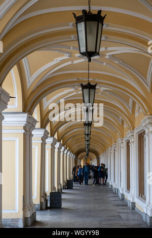 ST. PETERSBURG, Russia - 7 agosto 2019: Grande Gostiny Dvor è un vasto archivio di reparto sulla Nevsky Avenue a San Pietroburgo. Si tratta di uno dei primi shopp Foto Stock