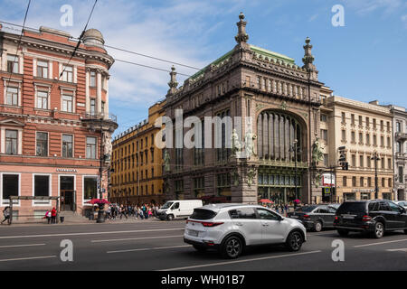 ST. PETERSBURG, Russia - 7 agosto 2019: Eliseyev Emporium in junction Nevsky Prospect con Sadovaya Street, uno dei luoghi più frequentati della città Foto Stock