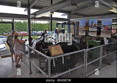 Le persone che visualizzano il vapore motori di pompaggio a Hereford acquedotto museo aperto daty, Hereford, 18 Luglio 2019 Foto Stock