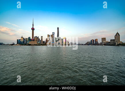 Lo skyline di Shanghai al tramonto Foto Stock