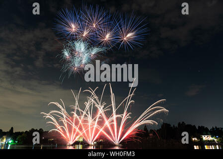 Fuochi d'artificio sul fiume Ticino in una festa estiva Foto Stock