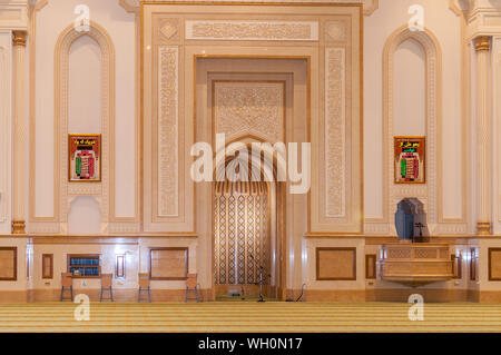 Salalah, Oman - 12 Novembre 2017: sala da preghiera del Sultano Qaboos moschea in Salalah, Sultanato di Oman. Foto Stock