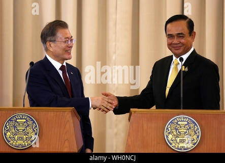 Bangkok, Tailandia. 02Sep, 2019. Il Presidente sud coreano Moon Jae-scuote in mano con la Thailandia il Primo Ministro Prayuth Chan-ocha durante una conferenza stampa presso la sede del governo di Bangkok durante la sua visita ufficiale nel paese. Credito: SOPA Immagini limitata/Alamy Live News Foto Stock