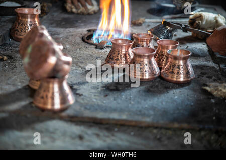 Il rame Caffettiera Antep , Turchia Foto Stock