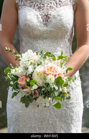 Ragazza vestita in un classico abito da sposa con perline e pizzi modificati. stilizzata abito per matrimonio Foto Stock