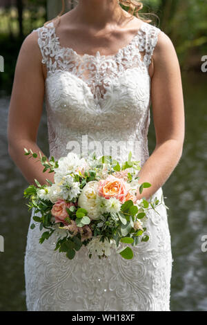 Ragazza vestita in un classico abito da sposa con perline e pizzi modificati. stilizzata abito per matrimonio Foto Stock