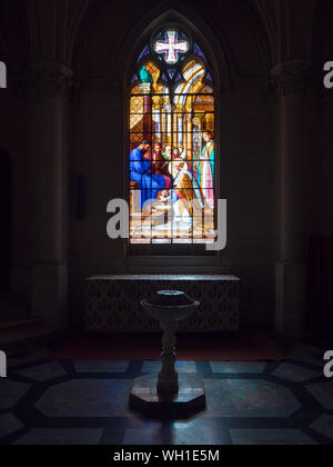 Dreux, Francia, 30 Aprile 2019: vetro artistico windows con fonte battesimale all'interno della cappella Royal Saint Louis Foto Stock