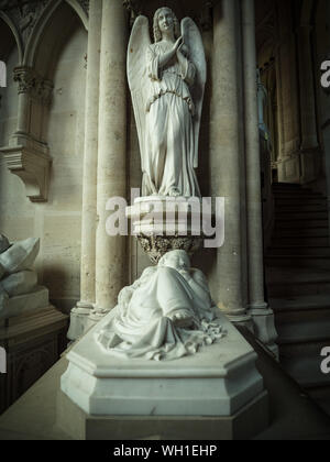 Dreux, Francia, 30 Aprile 2019: scultura sopra una tomba all'interno della cappella Royal Saint Louis Foto Stock