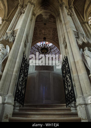 Dreux, Francia, 30 Aprile 2019: La Scala e il passaggio verso la sala principale del sito memoriale all'interno della cappella reale di Saint Louis Foto Stock