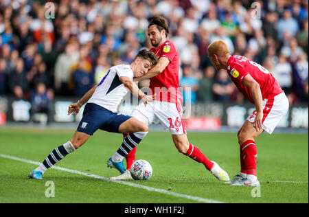 Il Nottingham Forest di Carl Jenkinson e Ben Watson si combinano per sfida Preston North End di Josh Harrop durante il cielo di scommessa match del campionato al suolo città di Nottingham. Foto Stock