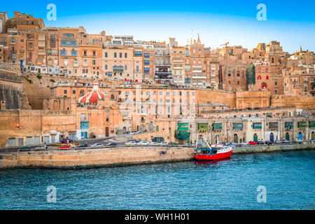 Malta, La Valletta. La città capitale di edifici tradizionali, le strade e le antiche mura. Foto Stock