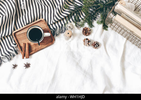 Cestino con libri sul tavolo in camera Foto stock - Alamy