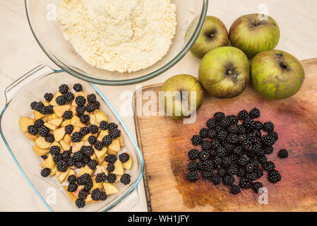 La cottura ingredienti, che rendono apple e blackberry sbricioli o una variante di Eve budino o torta. Foto Stock