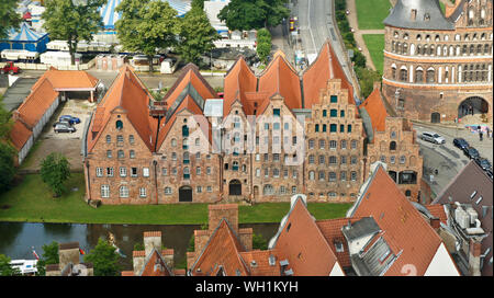 Lubecca, Germania - 07/26/2015 - vista aerea di magazzini Salzspeicher nella città vecchia, splendida architettura, giornata di sole Foto Stock