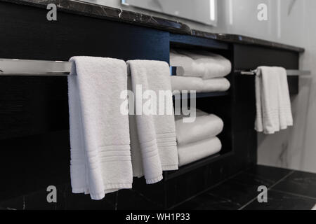 Close up di lusso gli asciugamani del bagno in un bagno in bianco e nero. Foto Stock